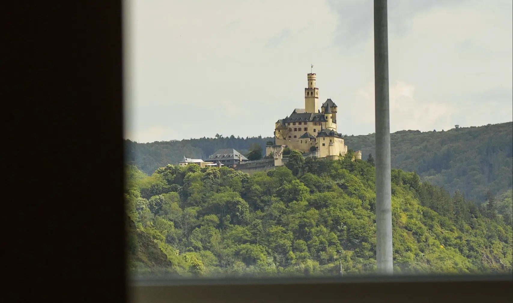 Blick auf Burg Lahneck nahe dem Hotel