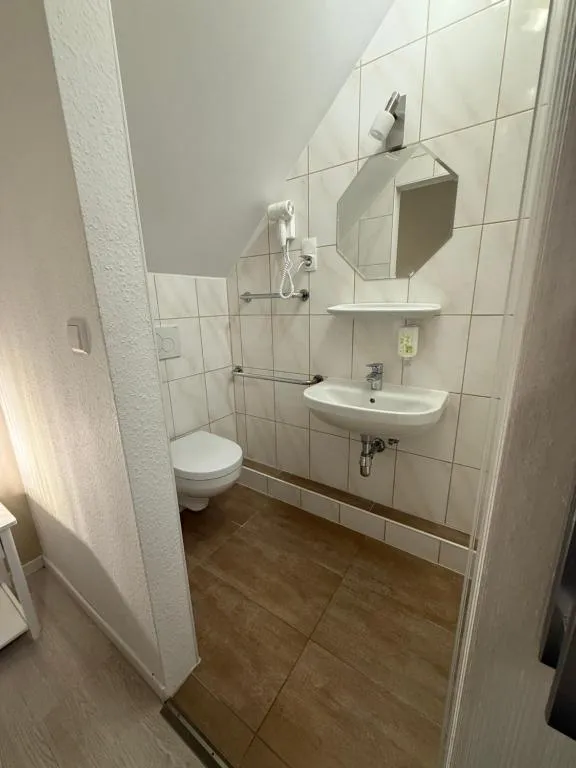 Zimmer mit Schreibtisch und Sitzecke